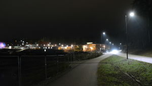 Någonstans här framför daghemmet Miili skulle Söderkulla skola kunna byggas om man väljer placeringen vid Sipoonlahden koulu. Det är redan byggarbeten på gång i området eftersom Sipoonlahden koulu utvidgas. Byggnader upplysta i mörkret.
