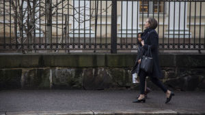 Under promenaden till Ständerhuset pekar Mia Heijnsbroek-Wirén ut kända byggnader i Helsingfors åt Noha. Noha Albu-Mohammed med Mia Heijnsbroek-Wirén