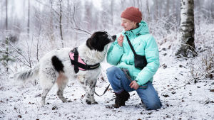 Nita ifrågasätter det faktum att man inte diskuterade tillsammans med henne om eventuella trauman innan transbehandlingarna påbörjades. Nita koiransa kanssa metsässä.