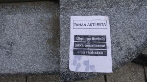 Polisen städade undan alla spår efter de irakiska demonstranterna under natten mellan lördagen och söndagen. Några plastpåsar och denna papperslapp är det enda som avslöjar att det har demonstrerats utanför Migrationsverkets kontor i Böle, i Helsingfors. Papper var det står "tähän asti riita".