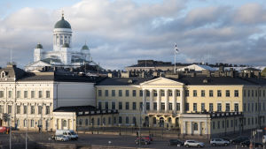Det ståtliga Presidentslottet blir tv-studio för en kväll, i år med betydligt färre gäster på plats än under en vanlig självständighetsdag. Presidentens slott och Domkyrkan