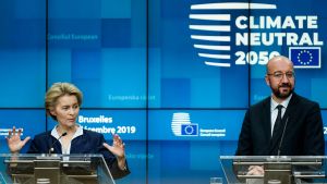 Kommissionsordföranden Ursula von der Leyen är beredd att satsa hundra miljarder euro under en sjuårsperiod för att stöda länder som måste komma ikapp de andra EU-länderna när det gäller att minska utsläppen. Kommissionsordföranden Ursula von der Leyen talar på presskonferens i Bryssel i december.