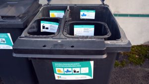 Kärl för plast, kartong, metall och glas. Avfallskärl för ett hushåll för plast, kartong, metall och glas.