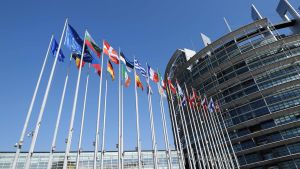 EU-parlamentet inleder 2020 med Iran-debatt. Eu-ländernas flaggor vajar vid EU-parlamentets byggnad i Strasbourg.