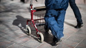 Alla hinner inte med i den hetsiga digitaliseringstakten. Bland annat äldre hotar falla utanför och marginaliseras. En åldring med en rollator.