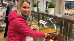 Malena Lutz köper gärna av den överblivna skolmaten i Källhagens skola och Virkby gymnasium. För två euro får man en plastask fylld med valfri mat från buffébordet. Malena Lutz köper gärna av den överblivna maten i Källhagens skola och Virkby gymnasim i Lojo. För 2 euro får man en plastask fylld med valfri mat från buffébordet.