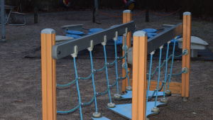 Det här lekredskapet har enligt en liten skylt donerats av Folkhälsan i Ekenäs och ska därmed bli kvar i den nya motionsparken. En klätterställning i en lekpark, Mera som en hängbro, men på marken. Inga barn