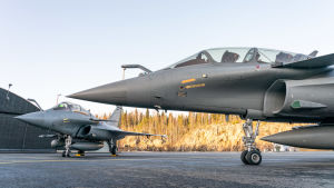 Dassault Rafale. Kaksi Dassault Rafale-hävittäjää Satakunnan lennoston kentällä Pirkkalassa.
