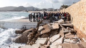Spaniens premiärminister Pedro Sanchez besökte förödelsen vid stranden i Cala Ratjada på Mallorca. Spaniens premiärminister Pedro Sanchez tittar tillsammans med en massa andra människor på förödelsen vid stranden Cala Rajada i Mallorca.