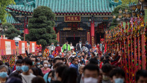 Hongkongbor som firar nyår bär ansiktsmasker efter att Hongkong utfärdade nödläge på grund av coronaviruset. Bland annat skolor och universitet är stängda till den 17 februari. Hongkongbor som firar nyår bär ansiktsmasker efter att Hongkong utfärdade nödläge på grund av coronaviruset. Bland annat skolor och universitet är stängda till den 17 februari.