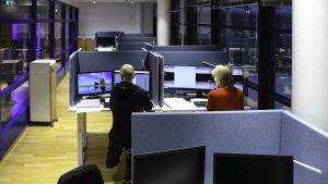 Inte avskärmat och ljudisolerat. Här måste gemensamma spelregler följas. Till vänster ett personligt skåp som man kan rulla med sig om man vill förflytta sig till ett annat rum. Ett av de små kontorslandskapen