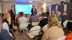 Sjukhuspersonal, invånare och media fick fråga ut Mäkijärvi om Apotti i måndags. Två män som talar inför publik.