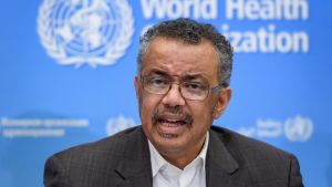 WHO-chefen Tedros Adhanon Ghebreyeseus säger att man inte kan förutspå hur läget utvecklas. En man med glasögon och kostym på sig.