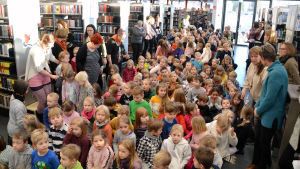 De 173 skolbarnen i juryn var på plats under prisceremonin. Barnjuryn i Borgå stadsbibliotek 06.02.20 i samband med Runeberg-junior prisutdelningen.