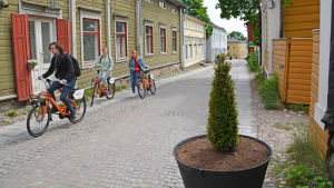 Fjolårets stora blomkrukor väckte en hel del frustration hos bilister. Stolparna har däremot inte gett upphov till någon negativ feedback. Arkivbild. En kullerstensgata med livlig trafik.