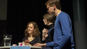 Adele Westerlund, Sara Moring och Simon Perret från Tölö gymnasium fick i uppgift att debattera för laglig snusförsäljning i Finland Debatt-tävling