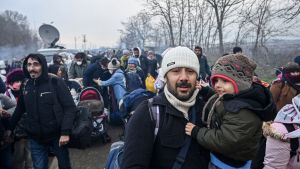 Migranter vandrar mot buffertzonen mellan Turkiet och Grekland i Pazarkule, i Edirne-provinsen på lördagen. Migranter vandrar mot buffertzonen mellan Turkiet och Grekland i Pazarkule, i Edirne-provinsen på lördagen.