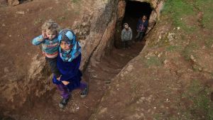 Flyktingar från Aleppo och Idlib kommer ut från en underjordisk skyddsgrotta i Taltunah, ca 15 km nordväst om Idlib i Syrien 23.2.2020 Flyktingar från Aleppo och Idlib kommer ut från en underjordisk skyddsgrotta i Taltunah, ca 15 km nordväst om Idlib i Syrien 23.2.2020
