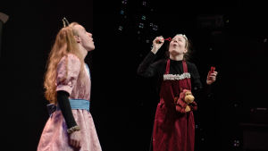 Jarl Hanhikoski och Stina Liman. Jarl Hanhikoski spelar prinsessan. Här står han tillsammans med Stina Liman