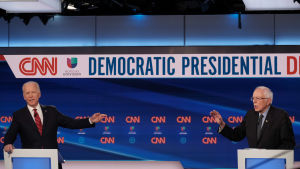 Joe Biden och Bernie Sanders. Det iögonenfallande stora avståndet mellan Biden och Sanders hade rekommenderats av hälsovårdsmyndigheter.