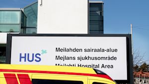 Coronaviruset har härjat hårdast inom HUS område, vilket leder till långa köer för icke-brådskande vård. Meilahden sairaala-alueen kyltti.