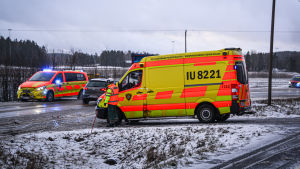 Flera enheter från räddningsverket och polisen var på plats. Här syns ett par ambulanser - och det slaskiga väglaget. Två ambulanser står vid en olycksplats på en slaskig väg