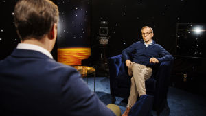 Björn Vikström gästar Daniel Olin i veckans avsnitt och de pratar bland annat om de utmaningar som kyrkan och församlingarna står inför. Kuvassa on Daniel Olin ja Björn Vikström.