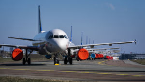 Flygbolaget SAS plan parkerade på Köpenhamns flygplats Kastrup i väntan på att resandet ska bli möjligt igen. Flygplan parkerade på Köpenhamns flygplats Kastrup.