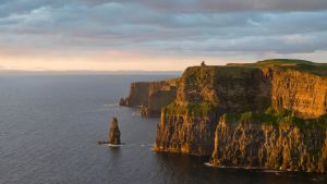 Det är inte Finland som bestämmer om du får besöka Cliffs of Moher i Irland inom en nära framtid, det är Irland. Irlannin suosituin nähtävyys Cliffs of Moher ikuistettuna auringonlaskussa.