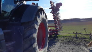 Oljeförbrukningen står för en förhållandevis liten del av utsläppen. En traktor och en harv vid en åker.