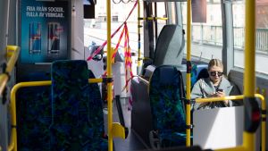 Rusningen i kollektivtrafiken har uteblivit de senaste veckorna i Stockholm. Vy från buss i Stockholm med bara en passagerare och med avspärrning så passagerare inte har kontakt med chauffören.