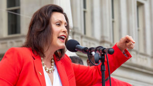Gretchen Whitmers popularitet har ökat kraftigt under coronakrisen - bär lyftet henne till en vicepresidentpost? Gretchen Whitmer talar i en mikrofon.
