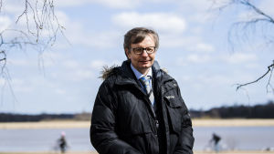 Professor Heikki Hiilamo säger att försvarsministeriet har ett slags informationsmonopol i diskussionen om jaktplanen Kuvassa on THL:n Heikki Hiilamo.