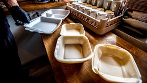 Plastaskarna för hämtmaten är långt ifrån ekologiska. Take away-boxar i ett café