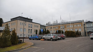 Det är fortfarande oklart hur många från enheten i Borgå som kommer att bli av med sina jobb. Prakticums huvudbyggnad i Borgå.