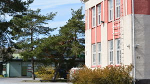 I förgrunden Hangöby skola och i bakgrund Hangonkylän koulu. Om staden får som den vill säljs svenska skolhuset medan finska blir daghem. En skola