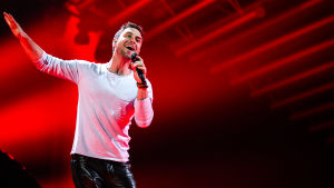 Måns Zelmerlöw hör till de tidigare segrarna som ses i Europe shine a light. Måns Zelmerlöw framför sin låt Heroes i Eurovision 2015.