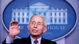 Fauci, som är med i presidentens insatsgrupp mot coronaviruset, har hela tiden talat för kraftigare åtgärder än president Trump. Anthony Fauci talar och gestikulerar med ena handen, med Vita husets logga i bakgrunden.