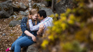 Petra Ranta-Rezzakuzzaman ja Anm Rezzakuzzaman istuvat metsässä sylikkäin ja katsovat toisiaan silmiin otsa kiinni otsassa.