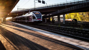 För att motarbeta att tågen ska bli fullsatta bedömer VR situationen veckovis och lägger till vagnar ifall det behövs Juna saapuu asemalaiturille.