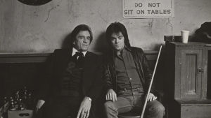 Johnny Cash ja Marty Stuart vuonna 1981. Johnny Cash ja Marty Stuart istuvat baarin takahuoneessa 1981. Arkistokuva dokumenttisarjasta Countrymusiikki.