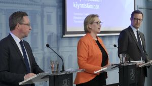 Näringsminister Mika Lintilä, arbetsminister Tuula Haatainen och FCB:s tf vd Janne Känkänen under presskonferensen där läget med skyddsutrustning presenterades. Näringsminister Mika Lintilä, arbetsminister Tuula Haatainen och Försörjningsberedskapscentralens tf vd Janne Känkänen vid en presskonferens.