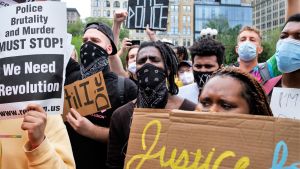 Demonstranter i New York i slutet av maj 2020. Joukko ihmisiä osoittaa mieltään New Yorkissa.