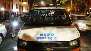 Polisbil där demonstranterna skrivit ''Säg hans namn. George Floyd.'' på vindrutan. Bild på polisbil i New York. På rutan står det ''säg hans namn, George Floyd''.