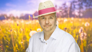 Christer Schoultz lämnade sin kometkarriär i affärsvärlden och grundade en rusvårdsanstalt. Han är också med i styrelsen för flera företag och organisationer som jobbar för människans välmående. Christer Schoultz ser rakt in i kameran med en stråhatt på huvudet. I bakgrunden syns en sommaräng.