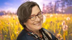 Lilli Paasikivi, mezzosopran och chef för Finlands nationalopera. Hon sommarpratar om sin kärlek till olika språk och slår ett slag för att tidigarelägga språkundervisningen i skolan. Lilli Paasikivi småler in i kameran med en sommaräng som syns i bakgrunden.
