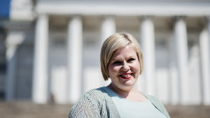 Annika Saarikko skulle vinna ordförandevalet om de centeraktiva fick rösta just nu. Kuvassa Helsingin keskustassa on Keskustan Annika Saarikko, joka on parhaillaan perhevapaalla. Saarikko palaa työhönsä tiede- ja kulttuuriministeriksi elokuussa.