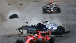Robert Kubica hade skyddsänglarna på sin sida i Montreal 2007. Robert Kubica kraschade våldsamt i Montreal 2007.
