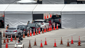 Nationalgardet i Florida testade människor för covid-19 på parkeringsplatsen vid Super Bowl-arenan i Miami den 18 juni. Nationalgardet i Florida testade människor för covid-19 på parkeringsplatsen vid Super Bowl-arenan i Miami den 18 juni.