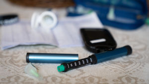 Insulin och blodsockermätare hör till vardagen för en person med diabetes av typ 1. Diabeteksen hoitotarvikkeita.
